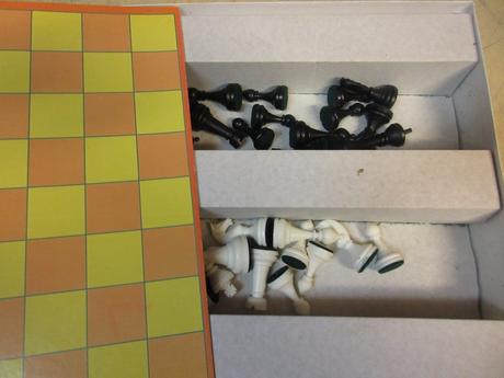 D195    společenská hra šachy  krabice 35 x 35 cm, 