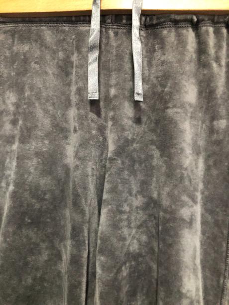 Sametové šedé tepláky s výšivkou, 134