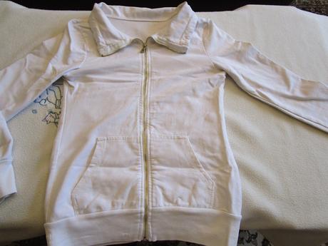 Pěkná bílá bavl. mikina, vel. s, zap. na zip, s