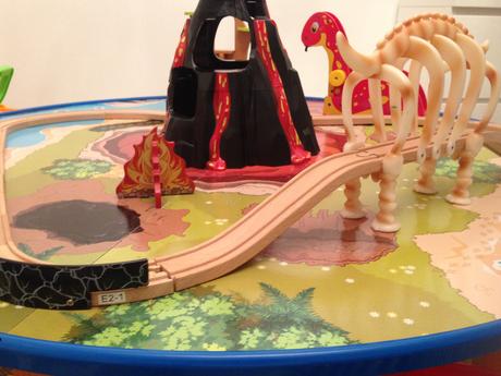 Kidkraft vláčkodráha se stolem - dinosauři, 