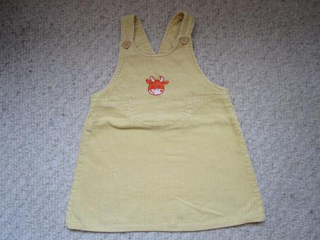 Pěkná žlutá manžestrová šatovka - sukně s laclem, 80