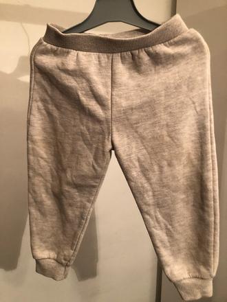 Šedohnědé tepláčky, 86