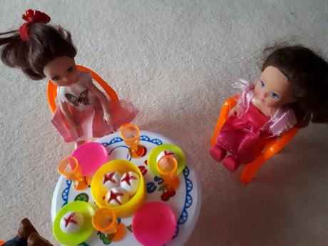 Čtyři panenky/kamarádky se stolečkem a židličkami,