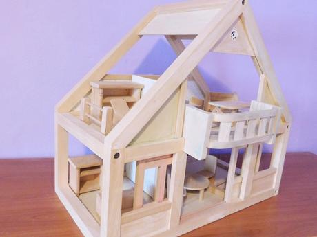 Velký dřevěný domeček s balkónem, 