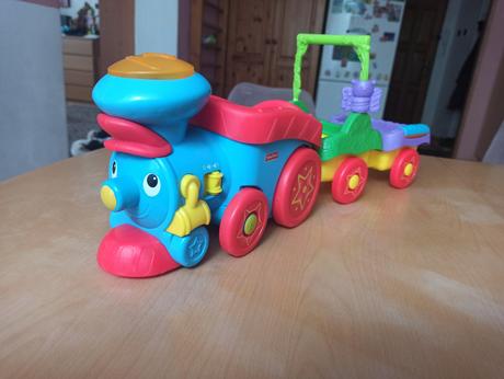 Vláček hraje, svítí, houká., 