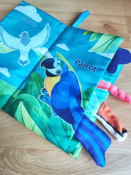 Šustící látková knížka - létající svět, 