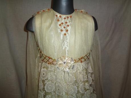 Krásné společenské šaty v barvě šampáňo, 128