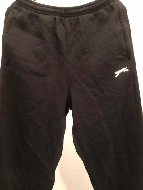 Černé tepláky s kapsami a tkanicí, 152