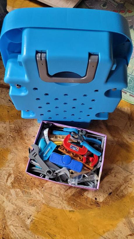 Dětský pracovní stolek a nářadí,