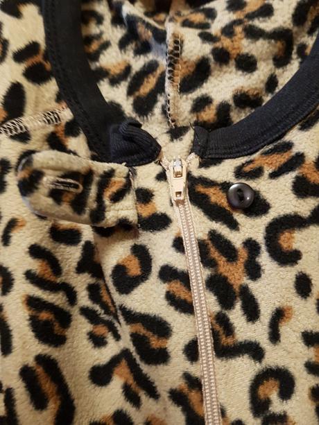 Fleesový overal značky decret, s