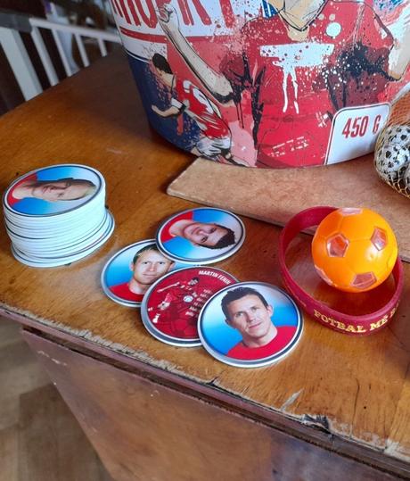 Fotbalové věci,kyblík,náramek,balonek,kartičky,