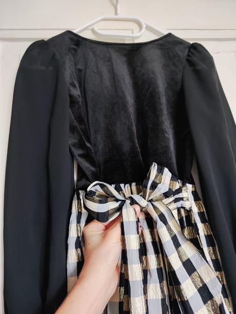 Originální šaty, vyrobené v mexiku, 152