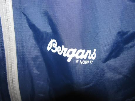 Chlapecká modrá bunda s kapucí, větrovka bergans, 140