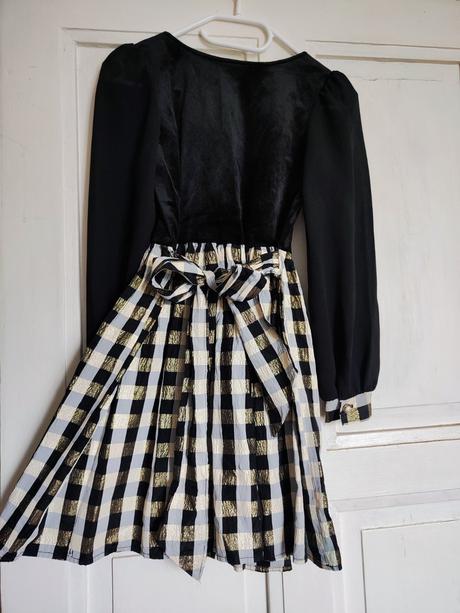 Originální šaty, vyrobené v mexiku, 152