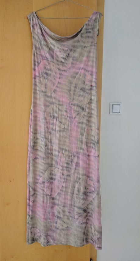 Dámské šaty s vodou, 38