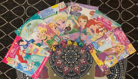 Sada 10 princezien (drobných figúrok) a časopisov,