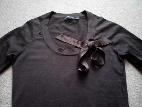 Dámský svetr se stuhou, s