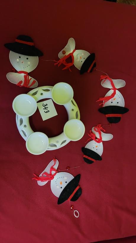 Keramický svícen a závěs se sněhuláky, 