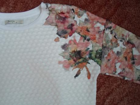 Bílá květovaná mikina mikinka, bershka,m