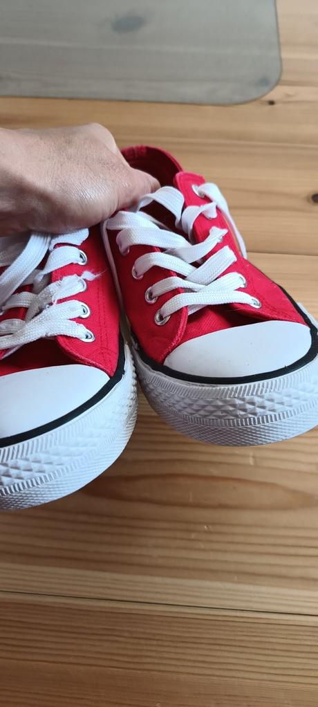 Červené tenisky, 39