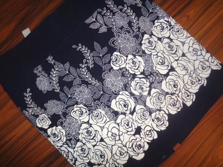 Nádherná tmavomodrá sukně s bílými květy, <50