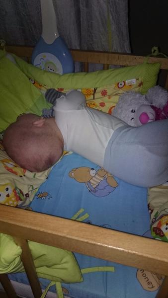 Spinká se zakloněnou hlavičkou