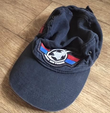 Kšiltovka s gripenem, 122