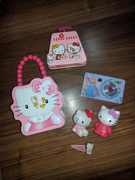 Krabičky a postavičky hallo kitty, 