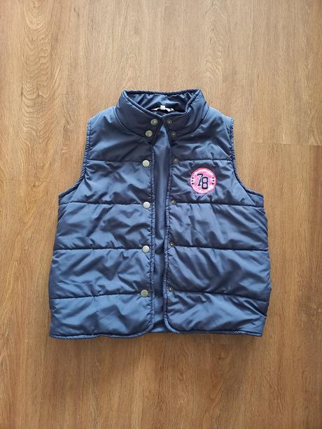 Tmavě modrá vesta, 164