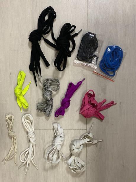 Tkaničky, šňůrky, 