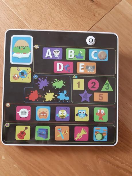 Tablet maluvící německy.,