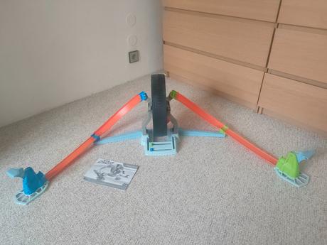 Dráha hot wheels - kdo s koho, 