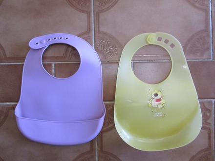 Žlutý a fialový plastový bryndáček s kapsou, canpol babies