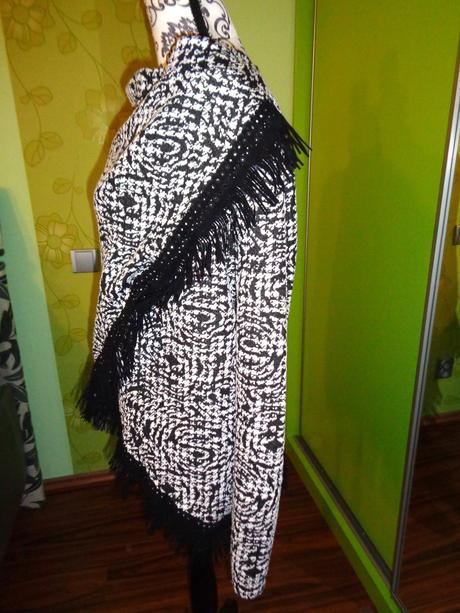 Luxusní černobílý zavinovací top s třásněmi, 40 / 42