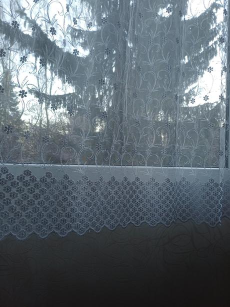 Krásná zářivě bílá záclona s jemnou stříbrnou nitk, 