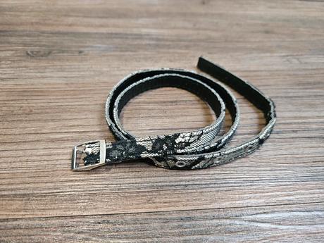 Úzký pásek opasek šedý černý krajkovaný, 