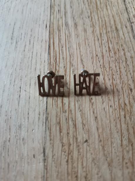 Náušnice s nápisem love a hate,