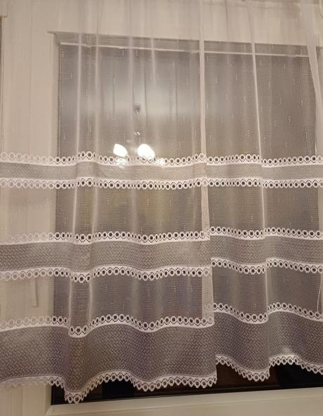 Krásná bílá záclona se šedým pruhem, 