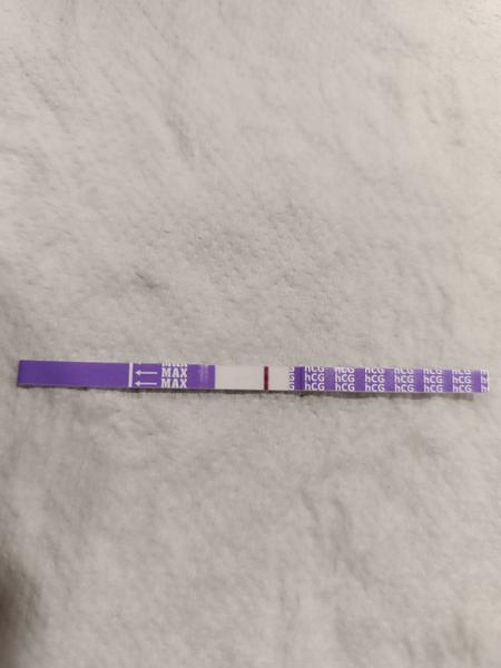 Je na těhotenském testu slabá čárka?