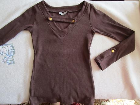 Pěkné tm. hnědé bavl. tričko, proužkový vzor, v.s, s