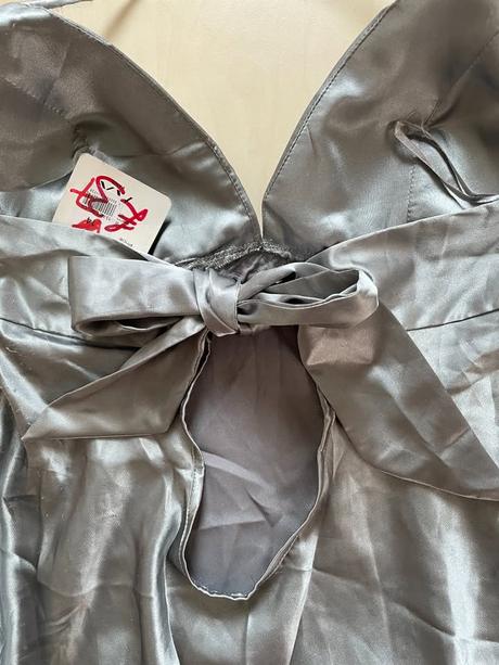 Nové šaty s korálky, zatáhlé nitě, vel xl, ax pari, xl