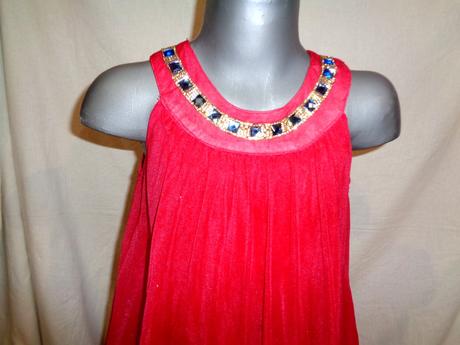 Červené plisované šaty, 128