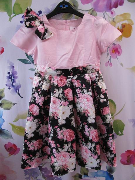 Krásné saténové květované šaty, 140