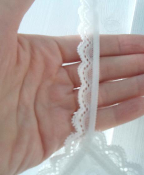 Bílé tričko triko tílko crop top s krajkou, s
