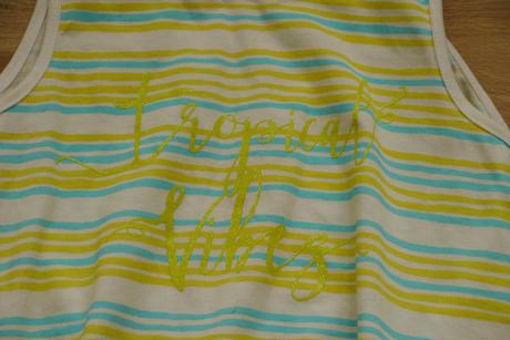 Volny top se zlutymi a zelenymi prouzky vel.134/14, 134