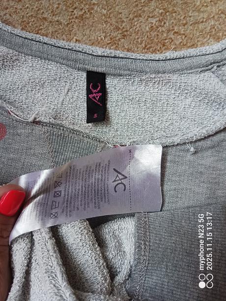 Mikina se srdíčky zn."ac" vel."s", s