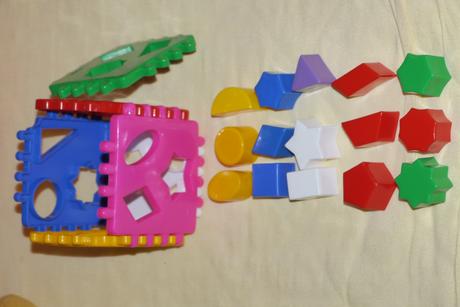 Kostka na vkladani ruznych tvaru,