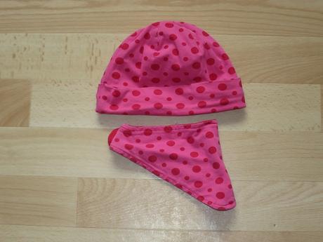 Čepice a šátek, tcm