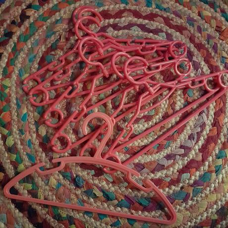 Růžová malá šatní ramínka,