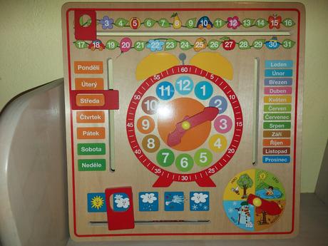 Dřevěné hodiny s měsíci, dny..., 